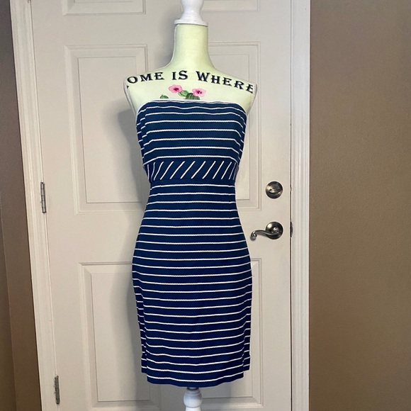 Vineyard Vines Dresses & Skirts - Vineyard Vines 🐳 Striped Strapless Dress